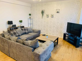 Modern 2 Bed Apartment, Close to Gla Airport & M8